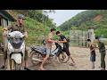 Police officer Hoang Manh's act of kindness towards Mr. Dam and Mr. Duong.