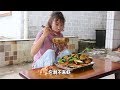 秋妹今天做了乾鍋蝦，辣椒使勁兒放，一吃一大盤，味道好極了【顏美食】