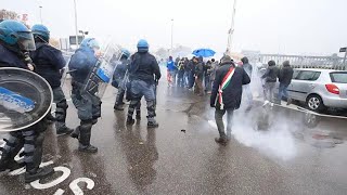 Italpizza S. Donnino, operai bloccano fabbrica e strade. Lancio di fumogeni per disperderli