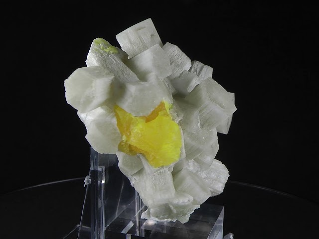 GFS0107 ARAGONITE, SULPHUR - ITALY