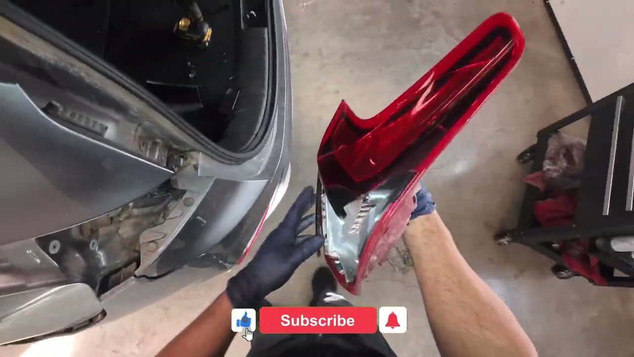 Как заменить наружный задний фонарь в сборе для Hyundai Santa Fe @WrenchingRyan