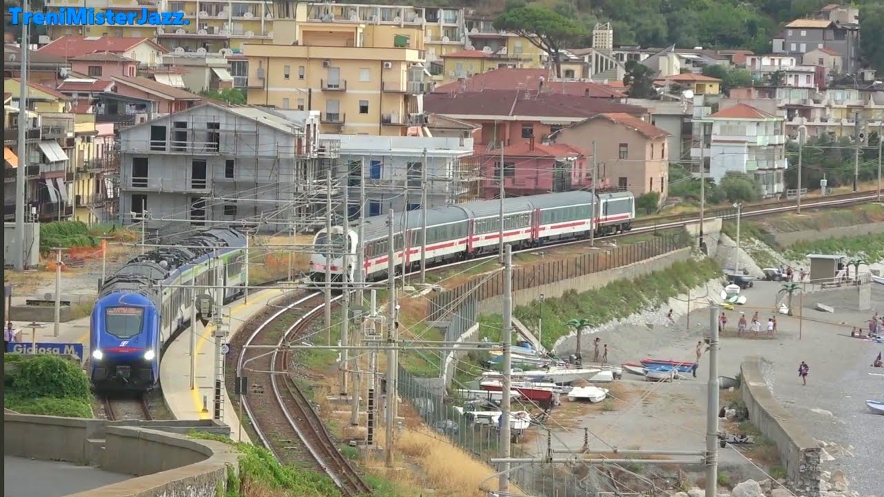 Incrocio per precedenza tra treno intercity e treno regionale sul ...