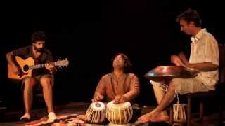 Guitar,Hang et tablas :Ganesha trio jouent 