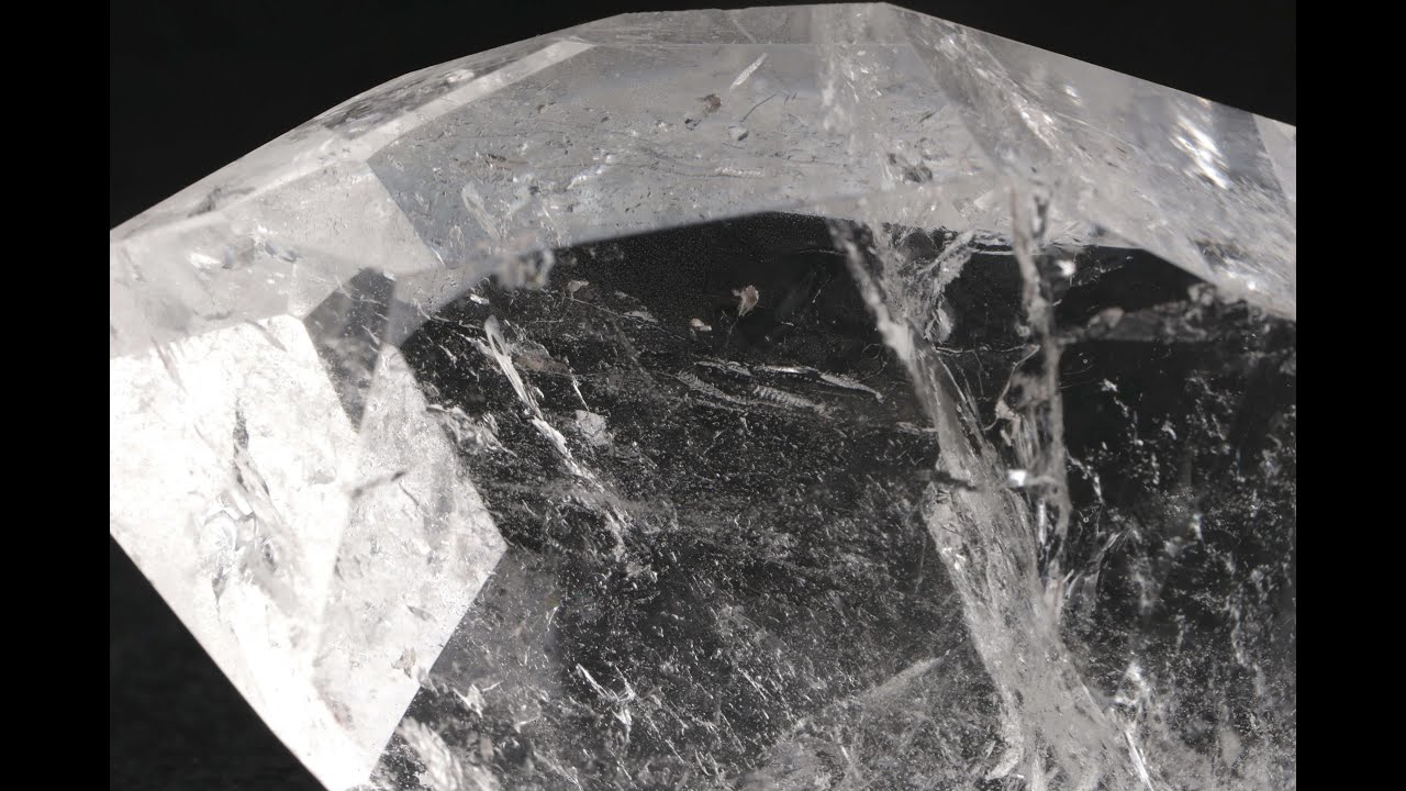 水晶 (クォーツ) 磨き石カット 136g / Quartz - YouTube