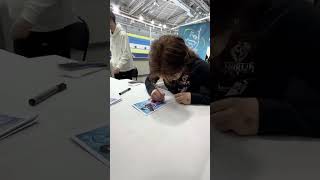 Софья Самоделкина раздает автографы