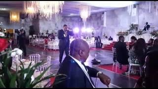 Entrée du mariage de Dinaly et Yves Christian. Défilé du marié/chanson de la mariée.