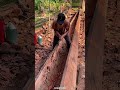 Forger un canoe à la main : Comment la tradition s'allie à la précision