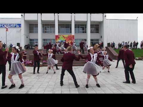 Флэшмоб на 1 сентября 11 класс. Флешмоб 11 класса на 1 сентября. 11 класс на 1 сентября выступление. Флеш моб 11 классы 2015. Флешмоб 1 сентября.