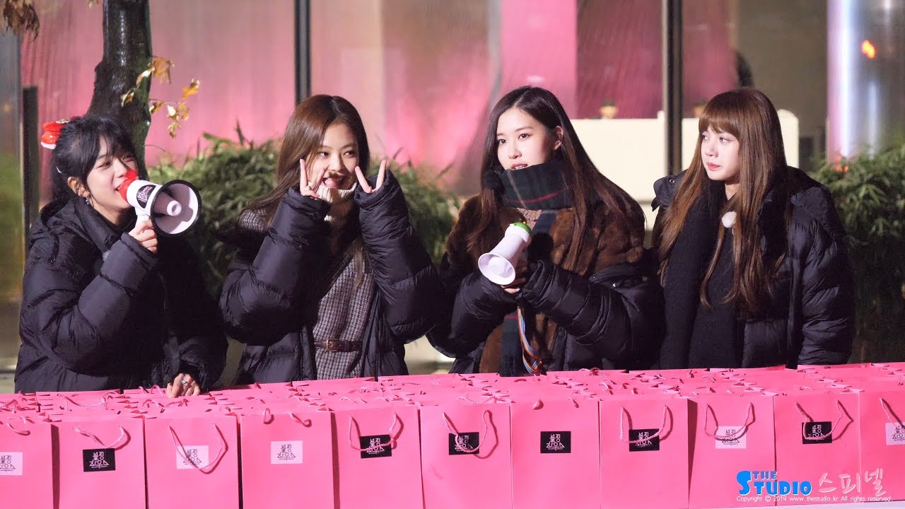 171206 블랙핑크 팬들에게 직접 만든 선물 증정 4K 직캠 BLACKPINK fanmeeting fancam (블랙핑크 게릴라 팬미팅) by Spinel