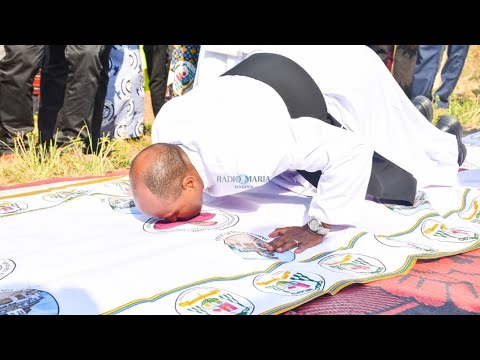 TAZAMA ASKOFU MTEULE ALIVYOBUSU ARDHI YA JIMBO LA KAHAMA KWA MARA YA ...