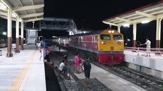 รถเร็ว 139 มีรถเสริม พ่วง 2 บชท. 1 บสส.จอดปากช่อง rapid train 139 at Pakchong