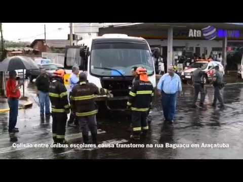 Colisão entre ônibus escolares causa transtorno na rua Baguaçu