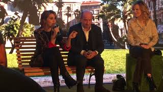 ... seduti sulla panchina di piazza cavour, una dei protagonisti della
commedia riccardo milani dal