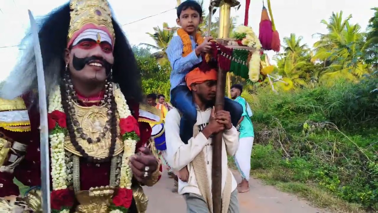 ಲಿಂಗಯ್ಯ ಮಾತನಾಡು ಎಂಬ ವಾದ್ಯಕ್ಕೆ ವೀರಗಾಸೆ ಮತ್ತು ನಂದಿ ಧ್ವಜ ಕುಣಿತ