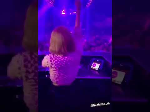 ليسا في حفل دي جي سنيك فى الولايات الاميركية ترقص على اغنيتها Three Girls