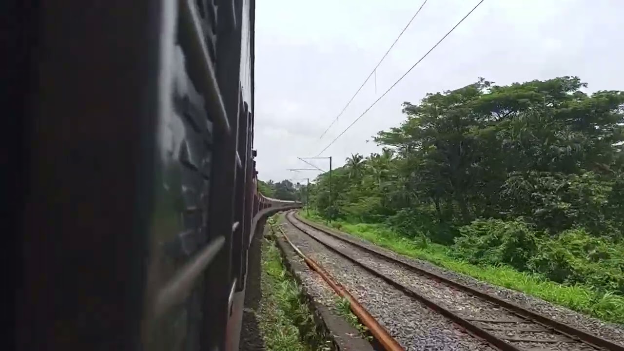 YESVANTPUR - MANGALORE WEEKLY EXPRESS CURVING AT THALASSERY