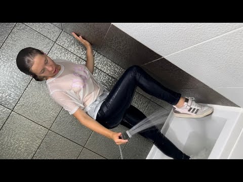 Wetlook in skinny jeans with adidas sneakers / Miss Viki