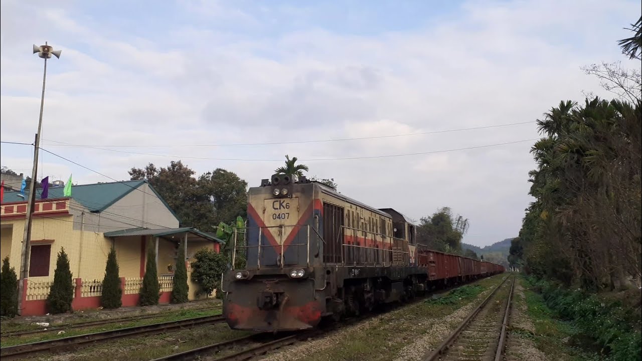 Đầu Máy D13H 004(CK6 0407)kéo tàu rỗng rời ga Làng Vàng