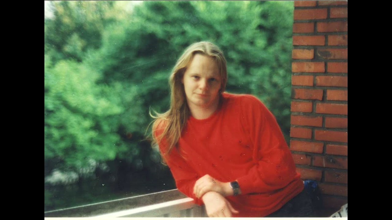 ein fretless E-Gitarren-Schlagzeug-Gemisch mit Stimmeneinwurf