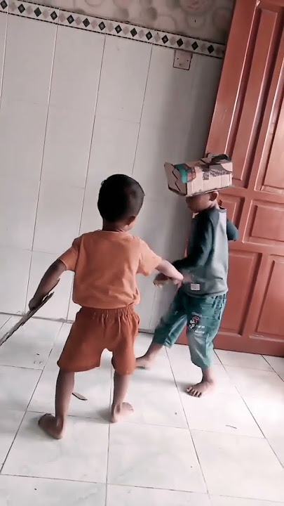 anak kecil bermain gergaji-gergajian