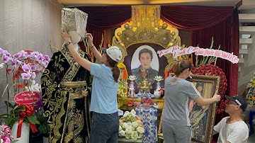 Kim Nga chọn chiếc mão hợp màu áo mới đội cho Nsut Vũ Linh trong lễ cúng 49 ngày