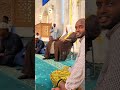 القاري عبد الله يقلد الشيخ عبد الرشيد شيخ على صوفي أمامه