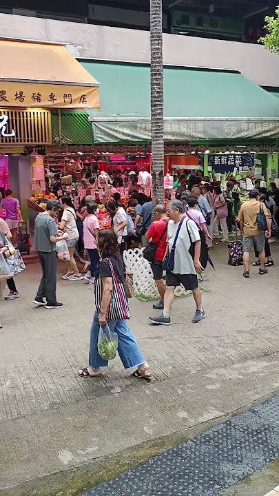 Susana pasar kemarin berebut dan antri beli sayur dan mknan.datangnya Satu hari persiapan seminggu