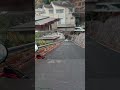 センターラインをはみ出し続けるアルファード。The Alphard continues to go beyond the center line.
