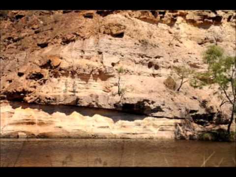 Cliff dives in Ellendale Pool