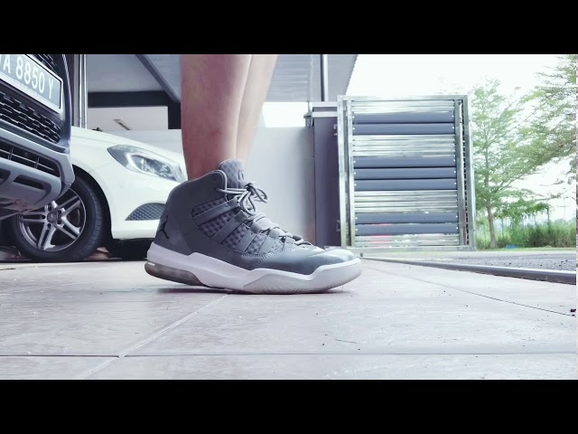 jordan max aura 2 on feet