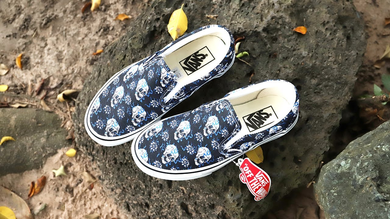 Vans UA Classic Slip-On Flash Skulls - VN0A4U381HJ - YouTube