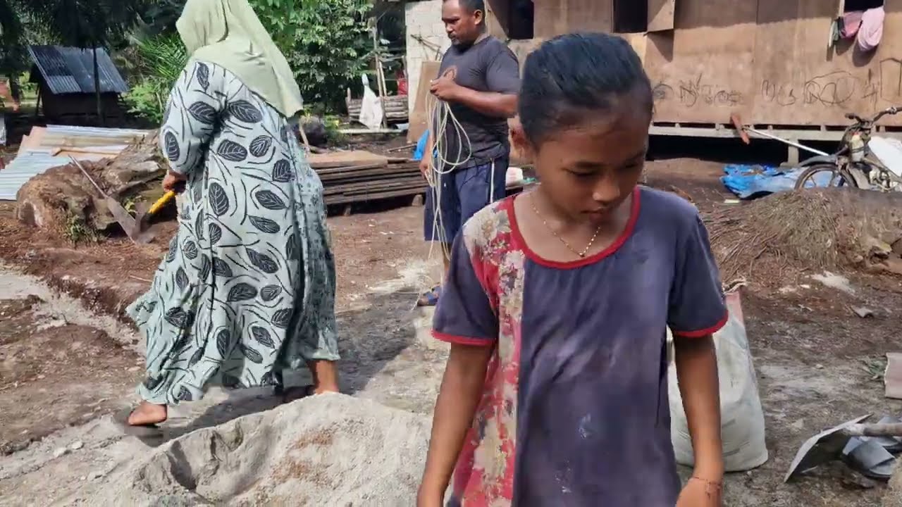 Hari ini kita lanjutkan pemasangan batu pondasi rumah kak Nana 