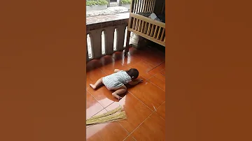 Adek Terjatuh 
