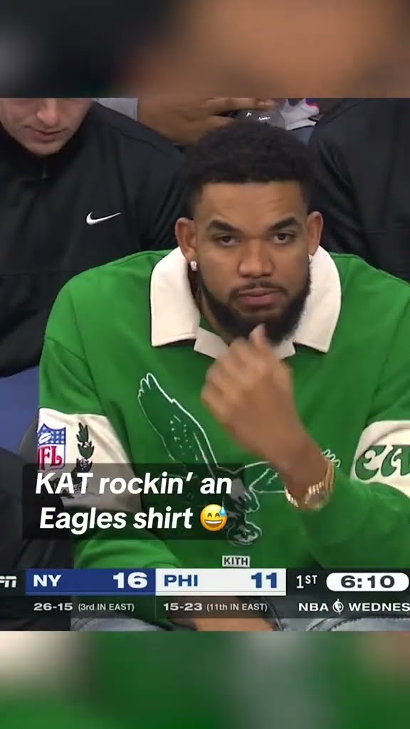 KAT wearing an Eagles sweater during Knicks vs. 76ers ?
