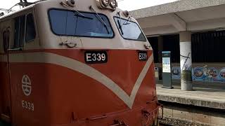 2174次經由山線開往瑞芳的EMU726+EMU725阿福號區間車，和E339單電頭+數節水泥斗車貨列