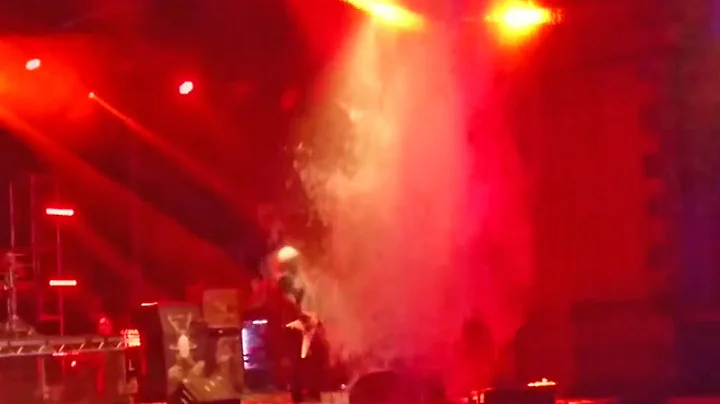 Limp Bizkit Stage Collapse Incident, Wes Borland Gets Furious | Rock Feed