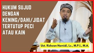 Hukum Sujud Dengan Kening/Dahi/Jidat Tertutup Peci atau Kain yang Menempel - Menurut Madzhab Syafi'i