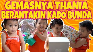 Mop Kids  Lucunya Tingkah Thania Berantakin Kado Bunda