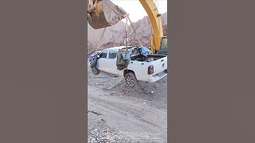 The excavator was lifting a pickup truck, and the rope broke and hit the ground!