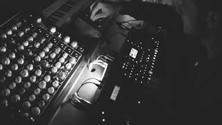 100bpm Under Ground - Experimental analog techno jam with Perfourmer, Moog DFAM and Octatrack.