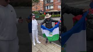 Recorre Colombia en su moto y sueña con estar por todo el mundo vean esta historia y apóyenlo mucho