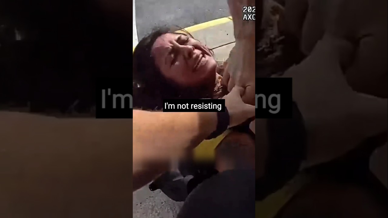 Полицейский унижает избалованного пациента.