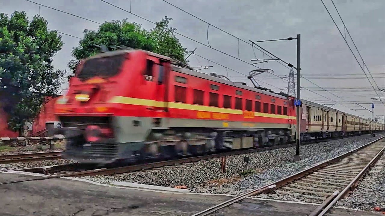 extreme-stormy-train-attack-upasana-express-dangerous-aggressive