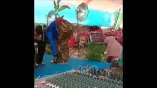 Pendamping Pengantin Pria Malah Nyungsep Saat Sungkeman