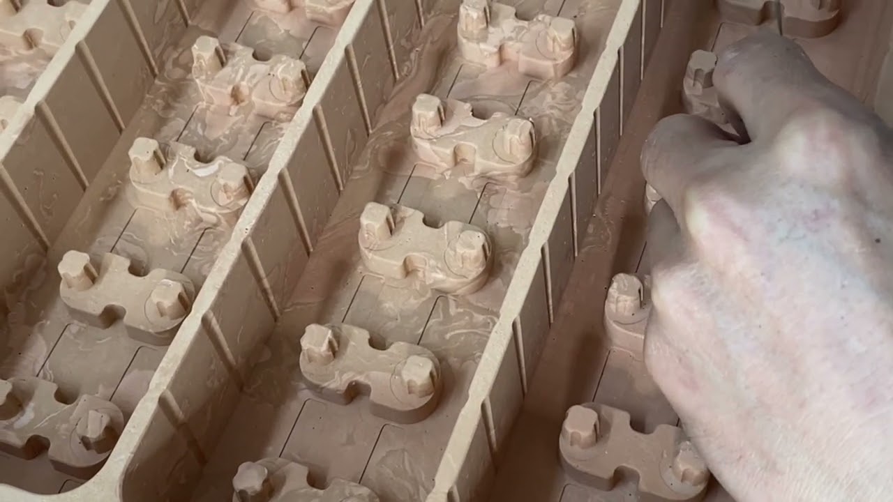 Plastic accessory transport tray, inserted and placed vertically to prevent friction and collision