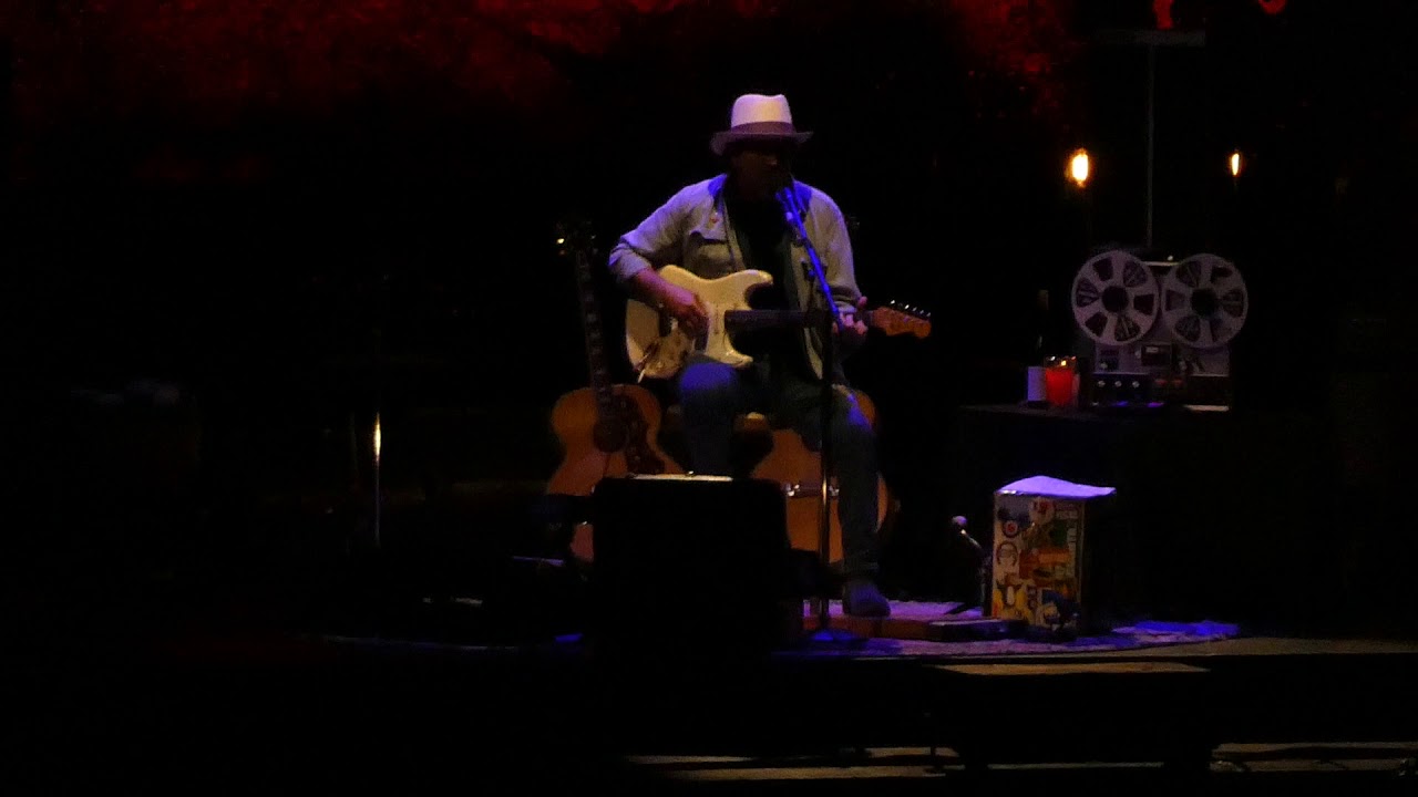 EDDIE VEDDER : "Walking The Cow" (Daniel Johnston cover) : OHANA FESTIVAL (Sept 28, 2019)