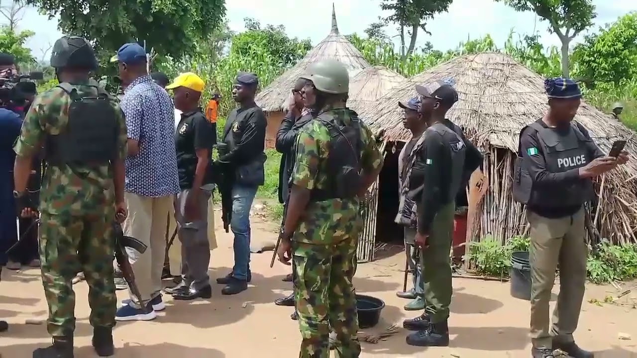 Нигерийские сотрудники службы безопасности преследовали и поймали беглых бандитов в Коги