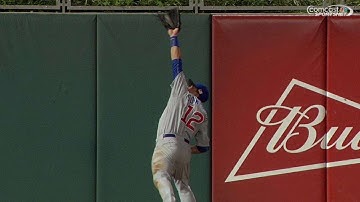 CHC@PHI: Schwarber makes nice grab, crashes into wall