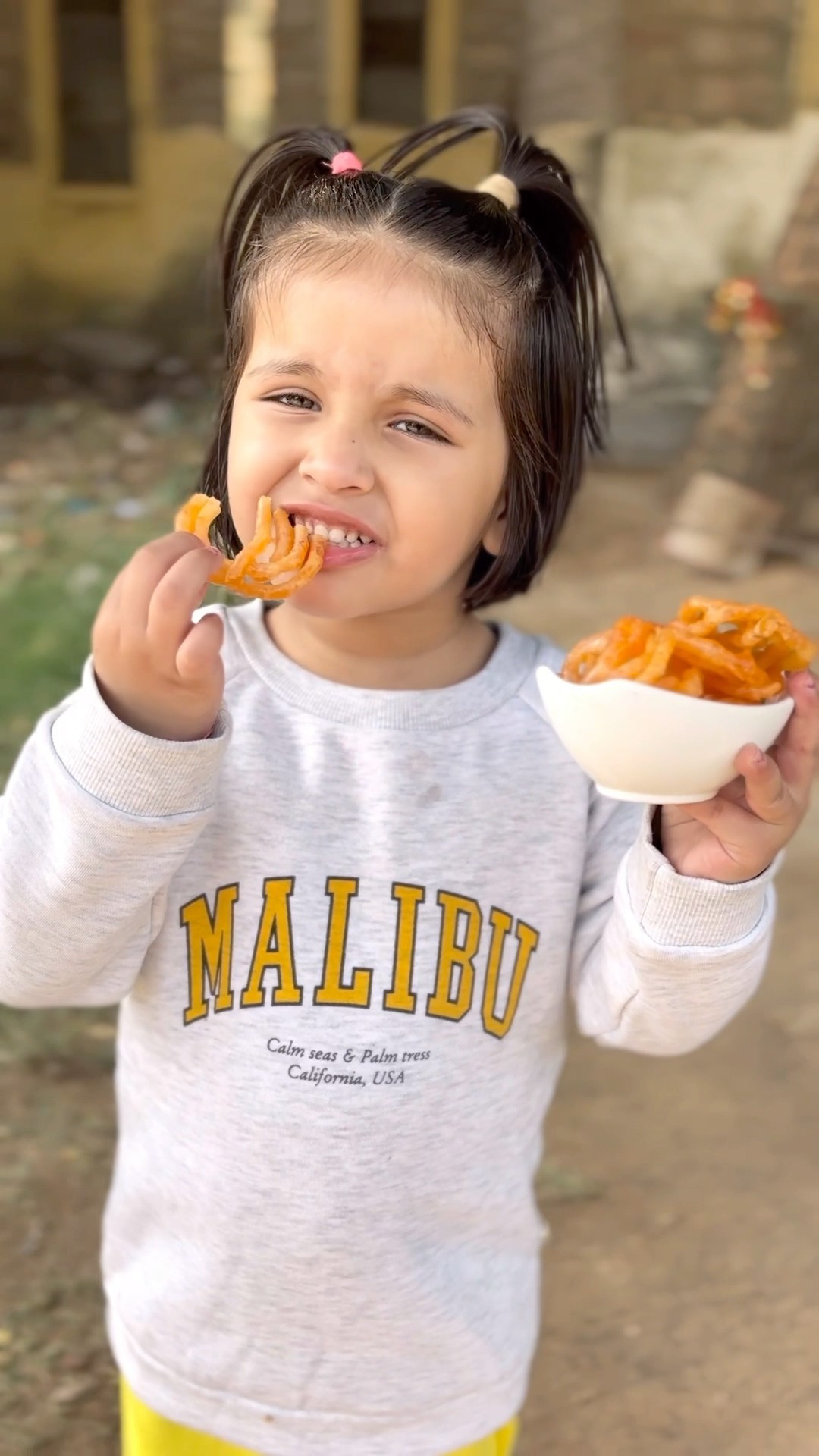 Akshita ne mumma ko jalebi khilai