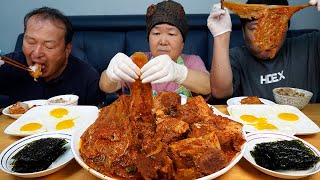 Braised Kimchi with pork cooked in a cauldron - Mukbang eating show